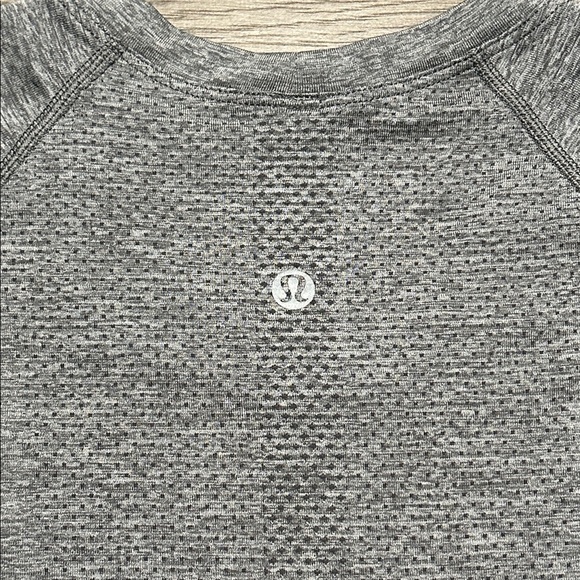 Lululemon Swiftly Tech Race Length Short Sleeve Shirt Gray Size 6 - Picture 6 of 9